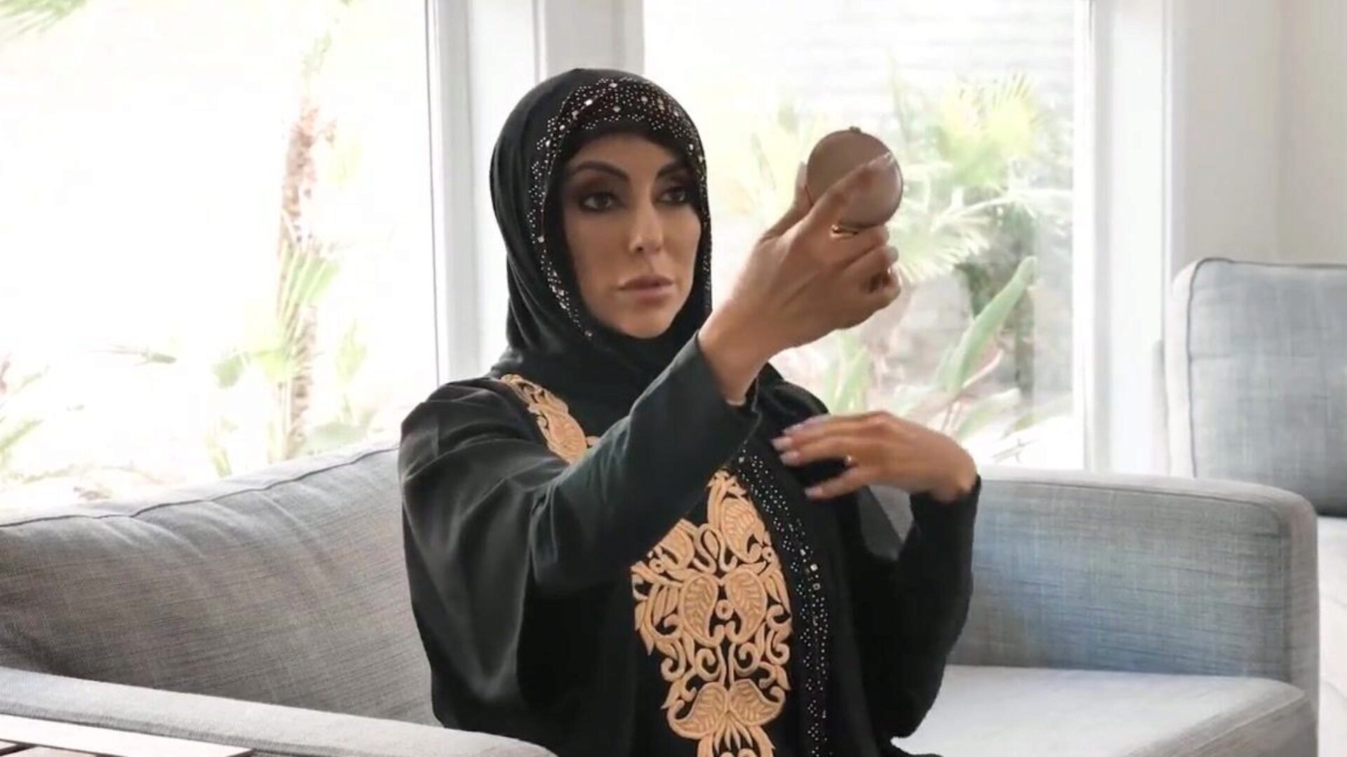 esta mulher árabe ficou com vergonha, mas ainda chupou um pau gordo arab pulverize bang-out hd