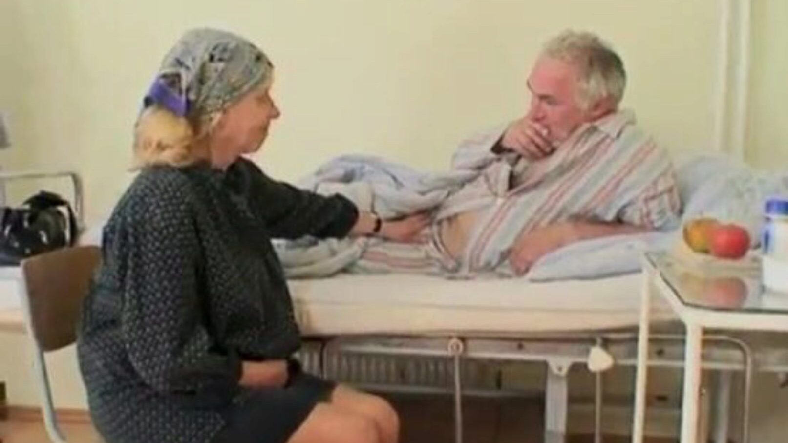 nestašna vruća medicinska sestra pomaže starom pacijentu da se leže