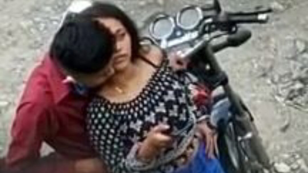公共の場でBFをポンピングセクシーなインドの女の子