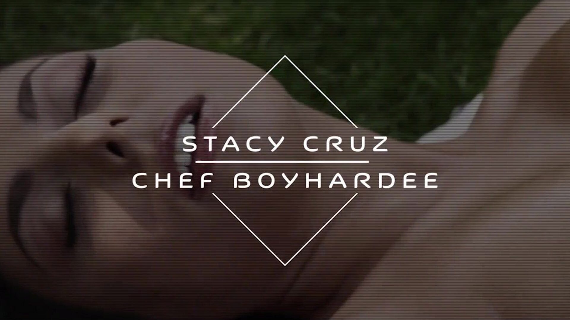 karups - napaljena prsata crvenokosa Stacy Cruz koju je jebao goli kuhar