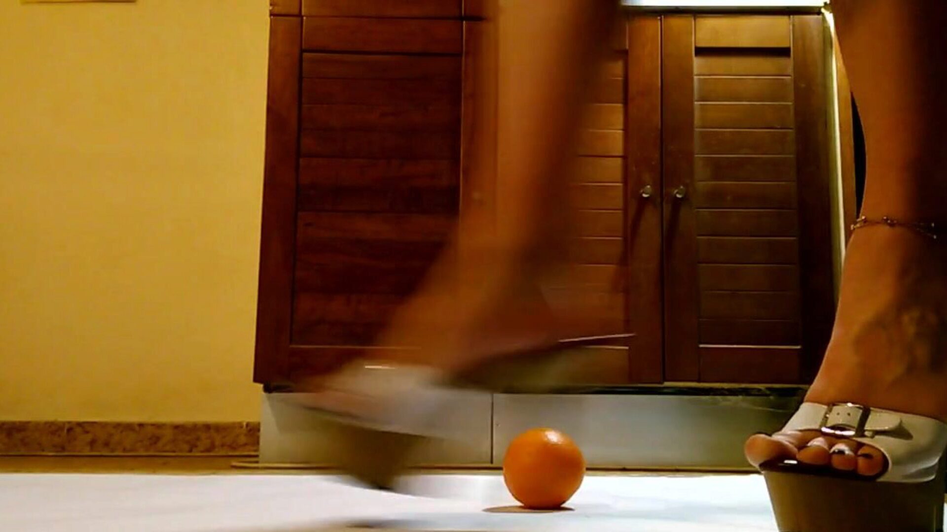 pincérnő játék és ütés narancssárga hawt platform magas sarkú cipőben pincérnő szórakozás és rúgás narancssárga szexi platform magas sarkú cipőben
