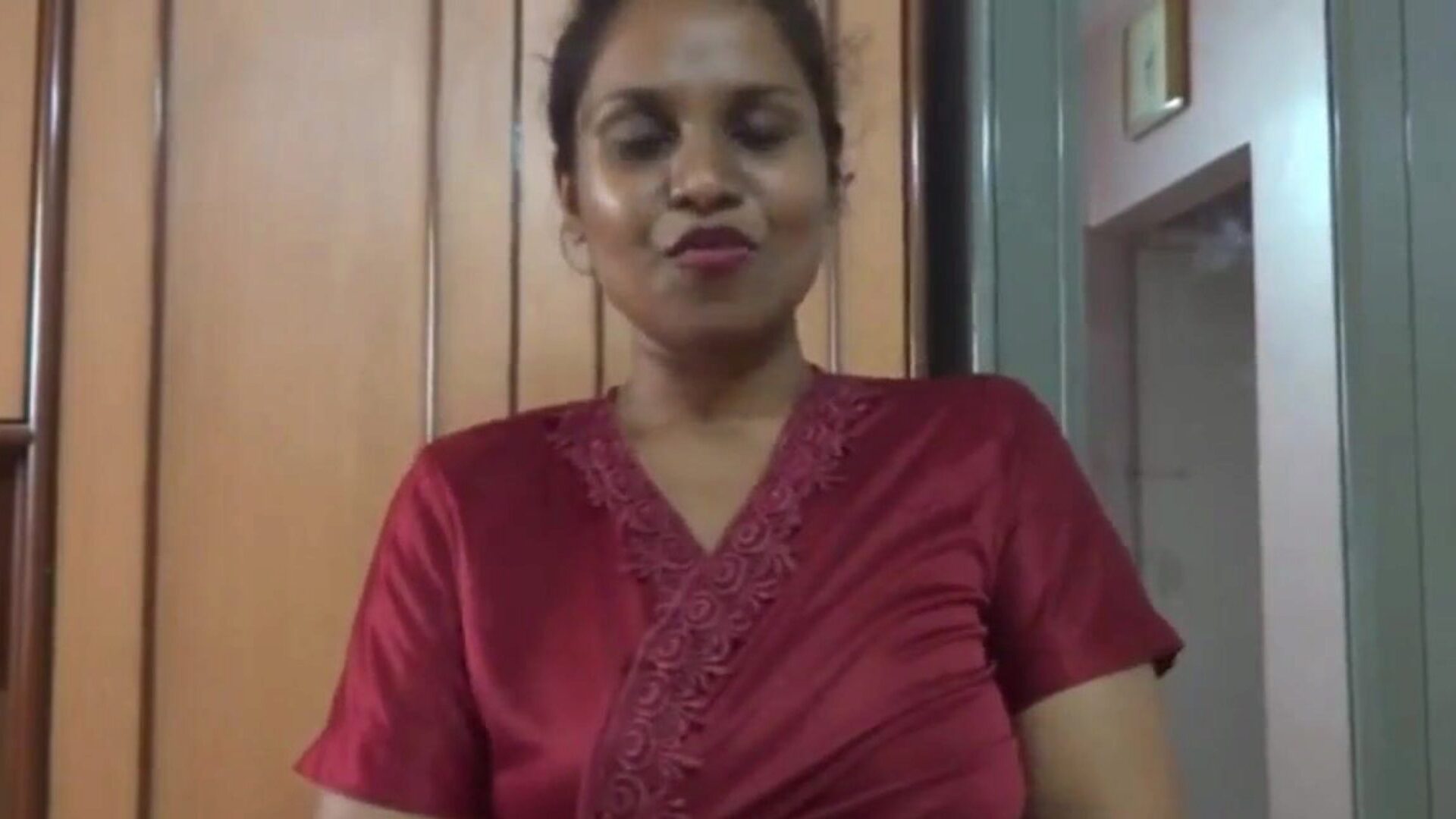 cameriera indiana tamil che dà istruzioni per masturbarsi