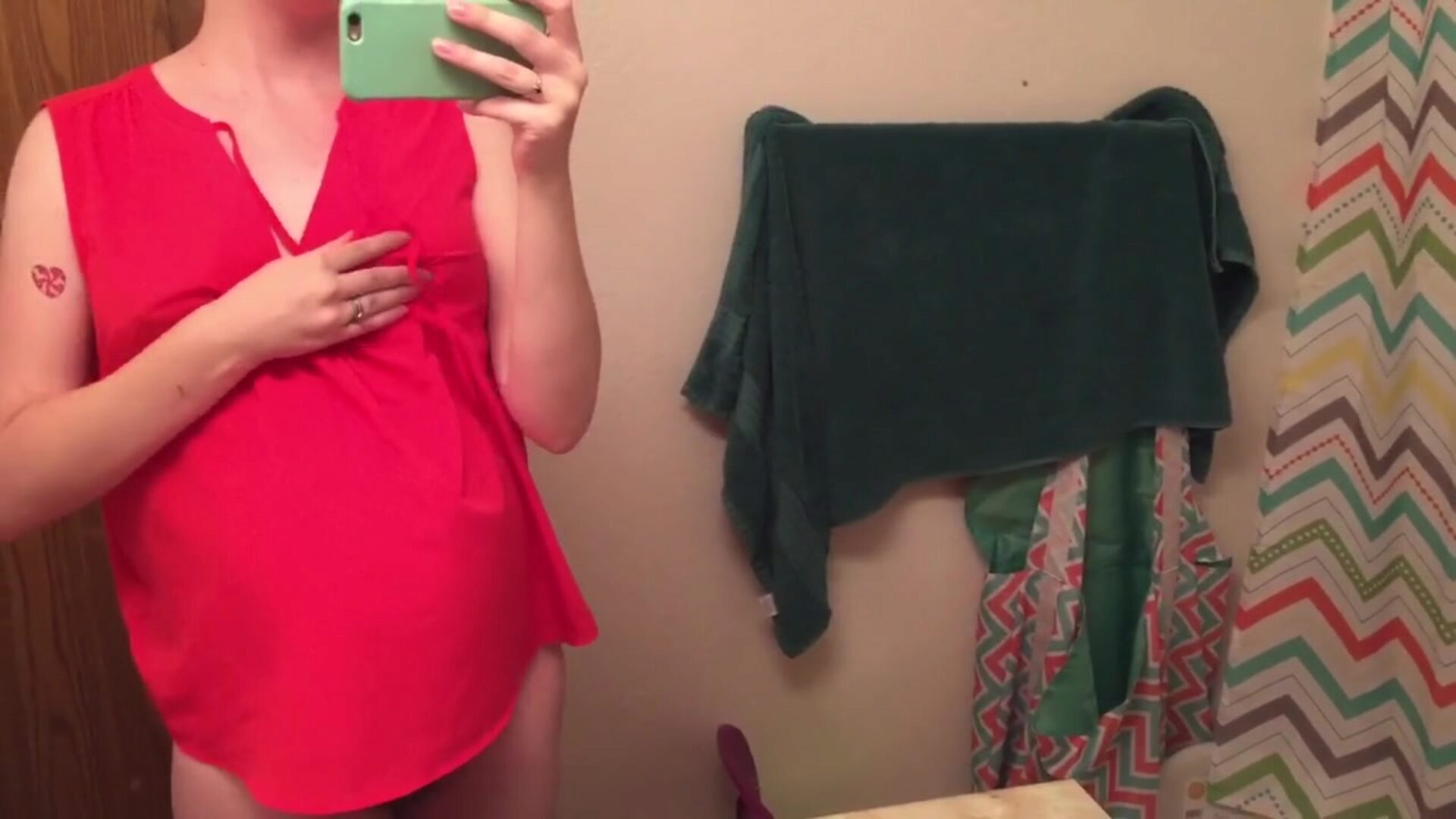 dlakava, trudna majka, voljela bih se jebati osjećajući se nervozno u kupaonici