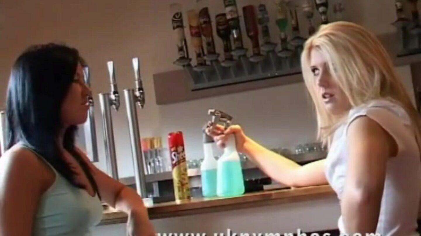 2 engelska lesbiska brudar pulveriserar styva trötta på sina jobb som städare på en pub de riva upp varannan stenhård och ojämn på ett bord i puben
