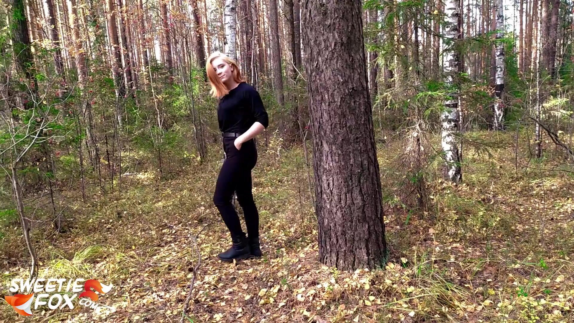 roodharige meid gezogen en hard geneukt in het bos