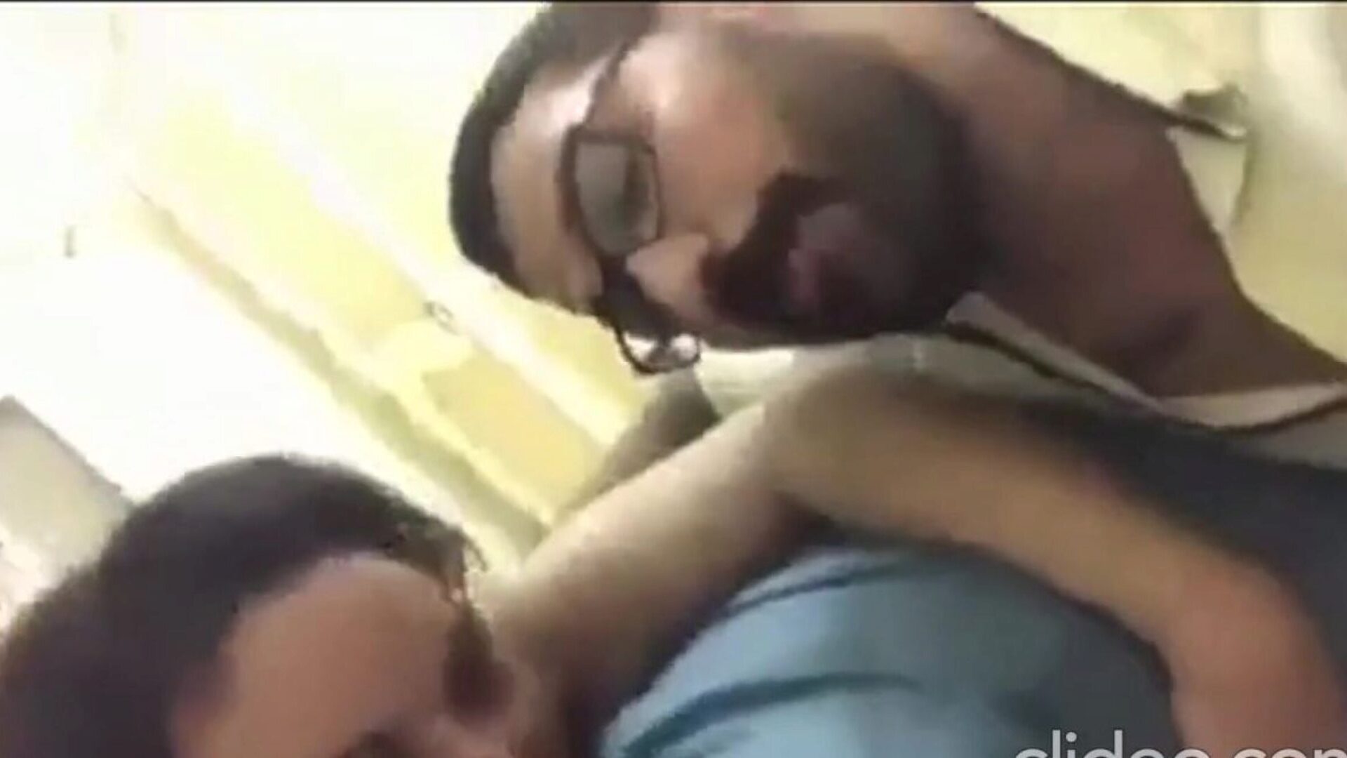 Egyptische bitch wordt geneukt in het bijzijn van haar vriend