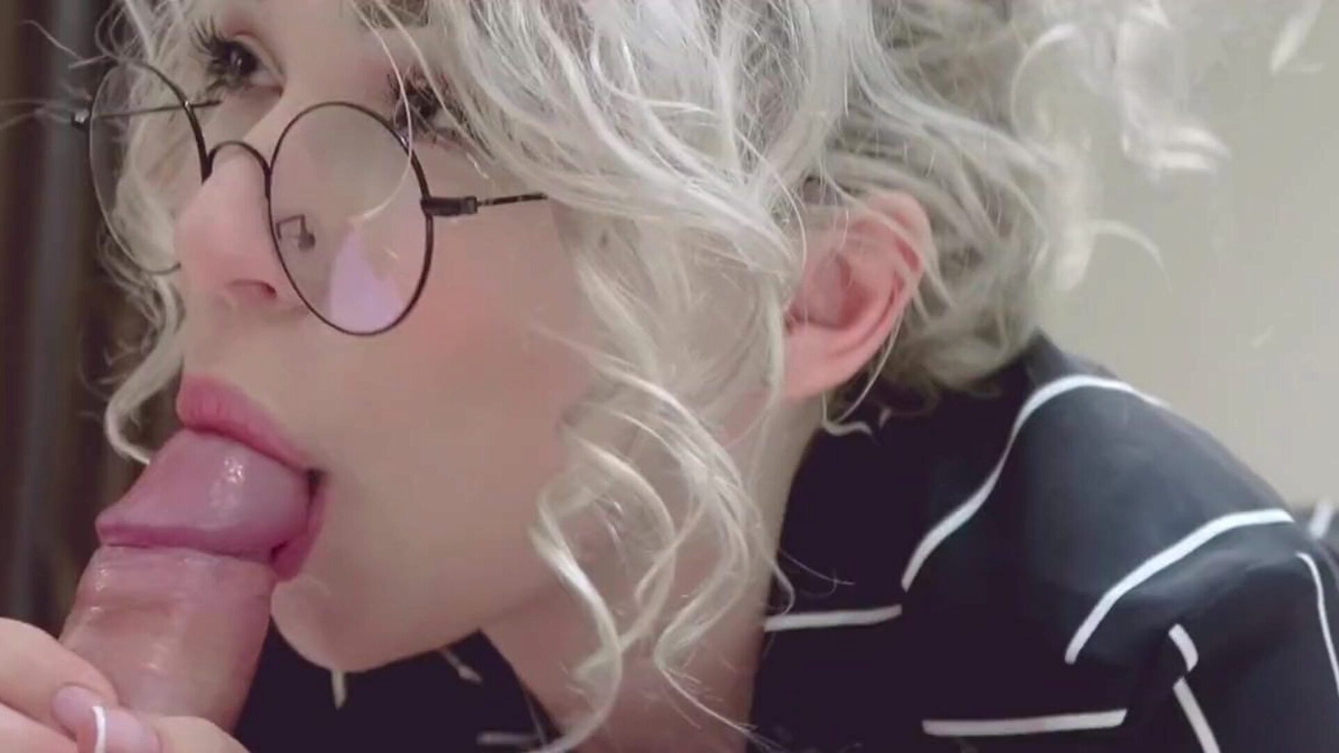 grov slarvig deepthroat av nördig blond tonåring i glasögon
