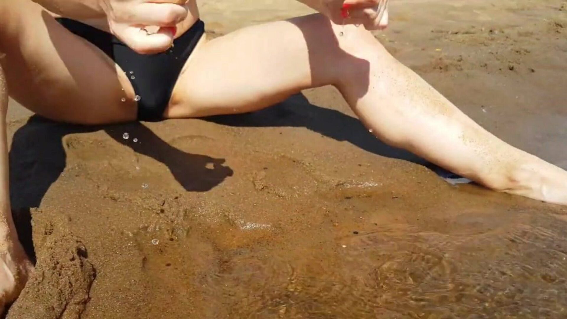 halka açık bir plajda genç parmak ve gerçek bir serin orgazm alır - sıkı kedi playskitty ultra hd 4k
