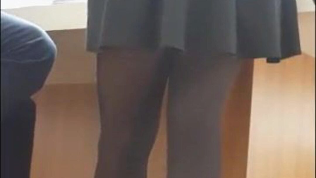 sexy sekretářka v mini sukni a černé punčocháče