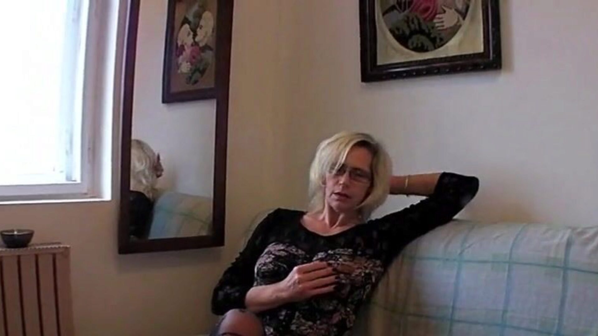 begejstret bedstemor i nyloner næver hendes ubarberede pelskage