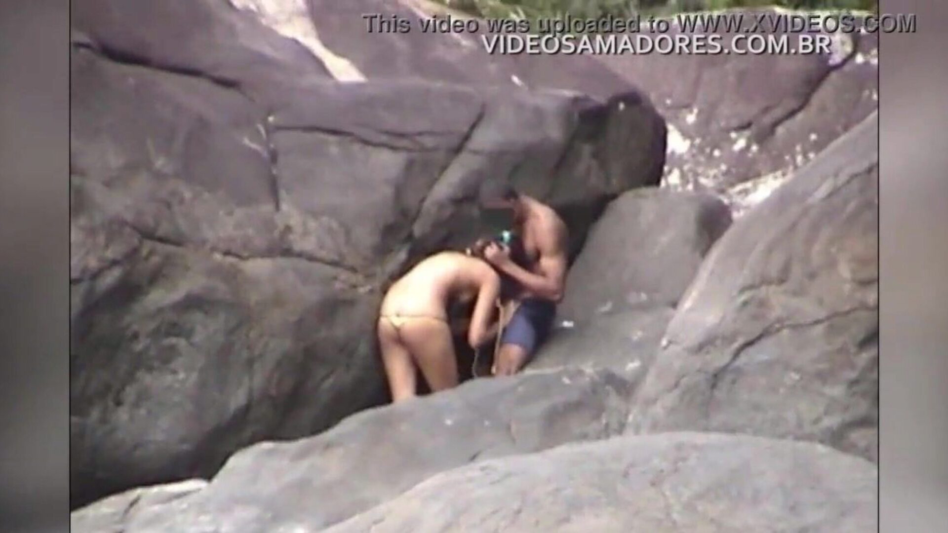 par har blowjob-tilslutning på stranden og er filmet ud af at indse det