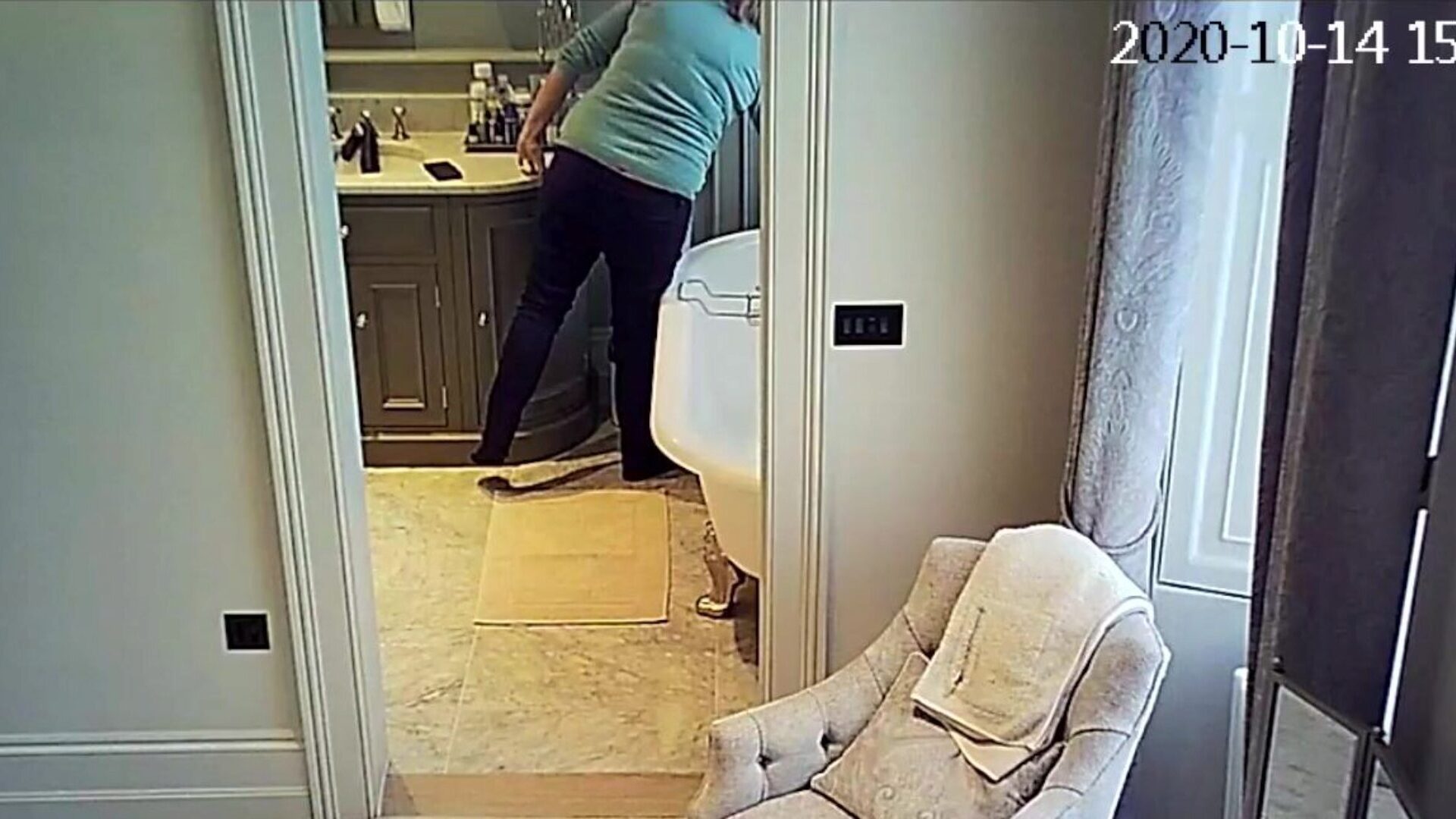 ipcam milf vaskerum fedt ældre tager et bad, at hun er på sikkerhedskamera