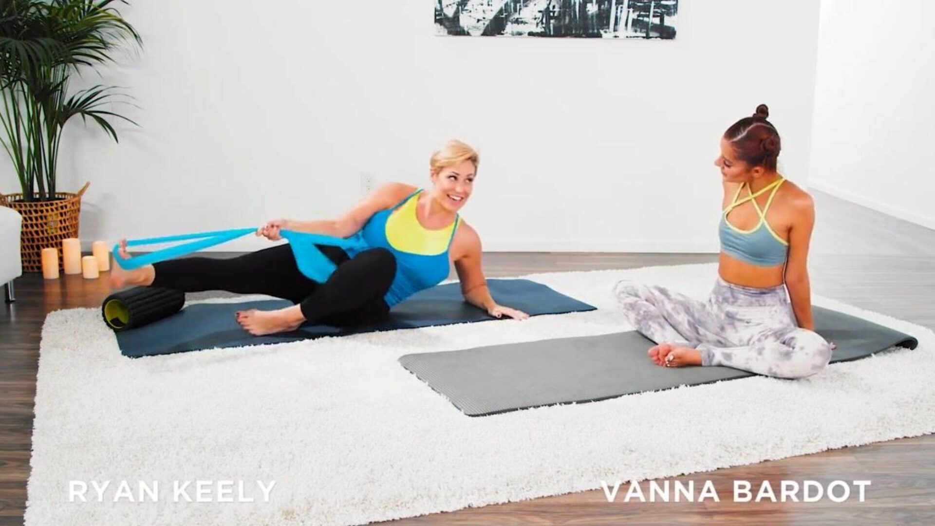 vanna bardot are un antrenament de yoga cu degetul cu ryan keely vanna bardot și ryan keely