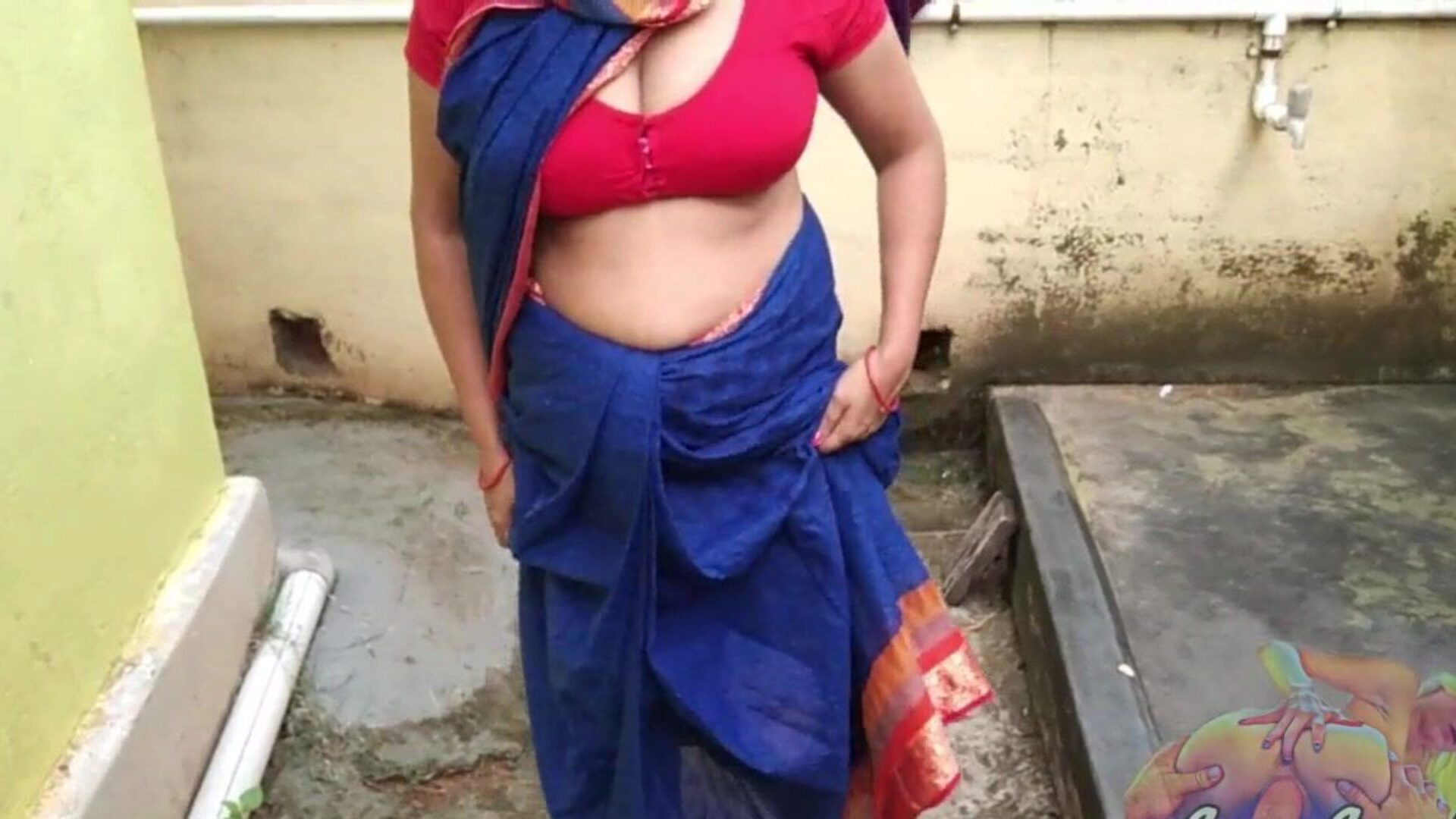 india in sari blu che piscia nel cortile che mostra la figa dei suoi periodi