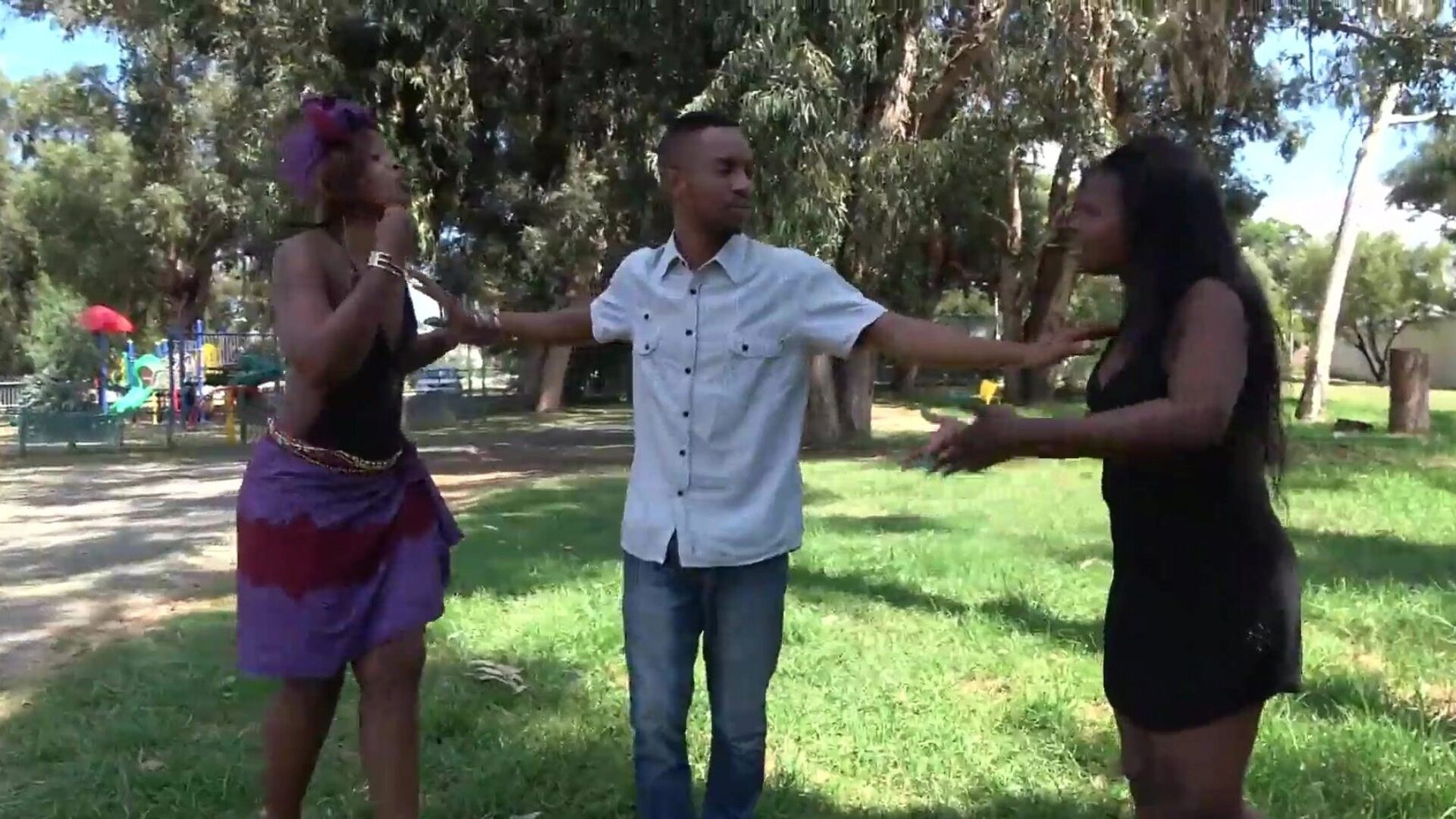 cuplu african prins în aer liber în parcul public !!!