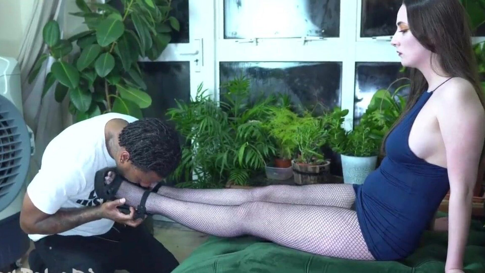 vista previa: filmando amigo lamer novias cum-hole y adorar sus pies mientras esa nena le hace una mamada a su polla