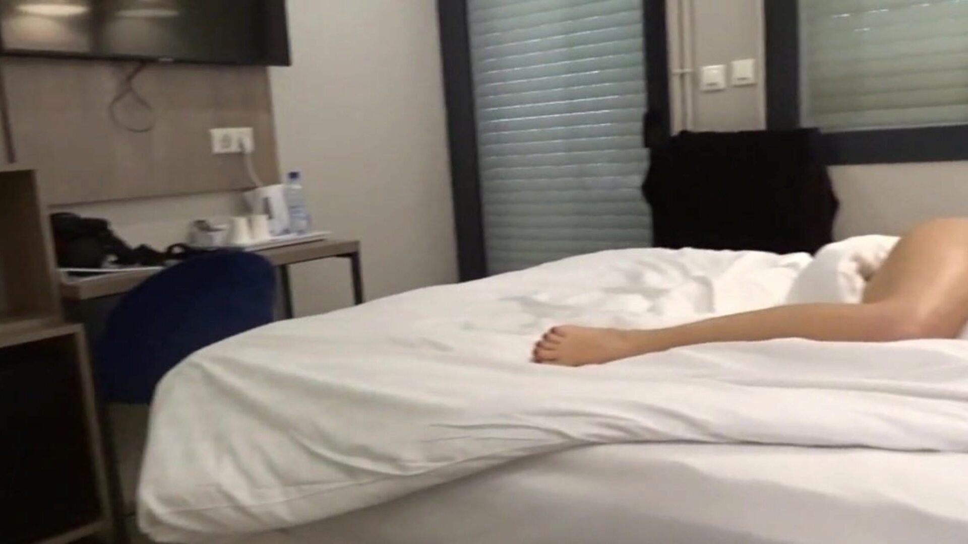 carla-c alasti hotellin videossa, jossa olen riisuttu sohvallani hotellin vierashuoneessa ja kylpyhuoneessa