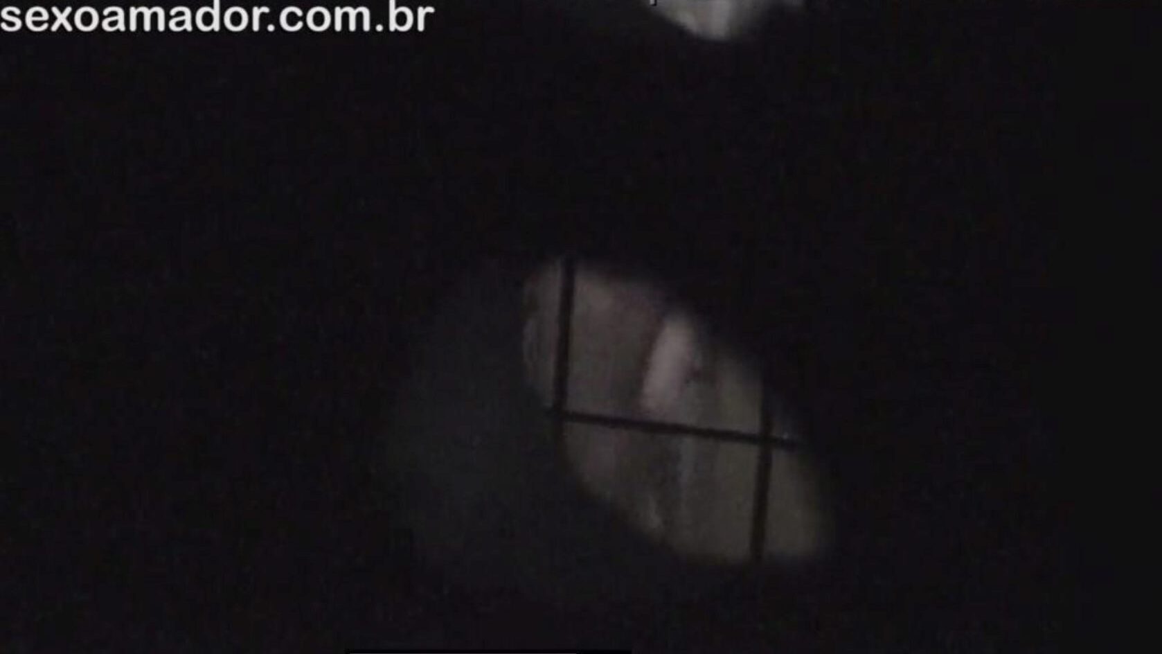 Blondine wird heimlich von Nachbar-Voyeur verdeckt hinter hohlen Ziegeln gefilmt