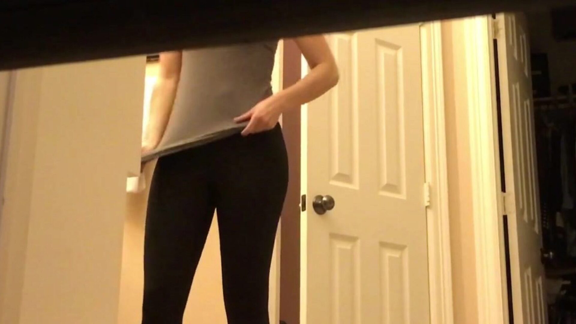 dold kamera badrum tar ett badrum efter hennes träning