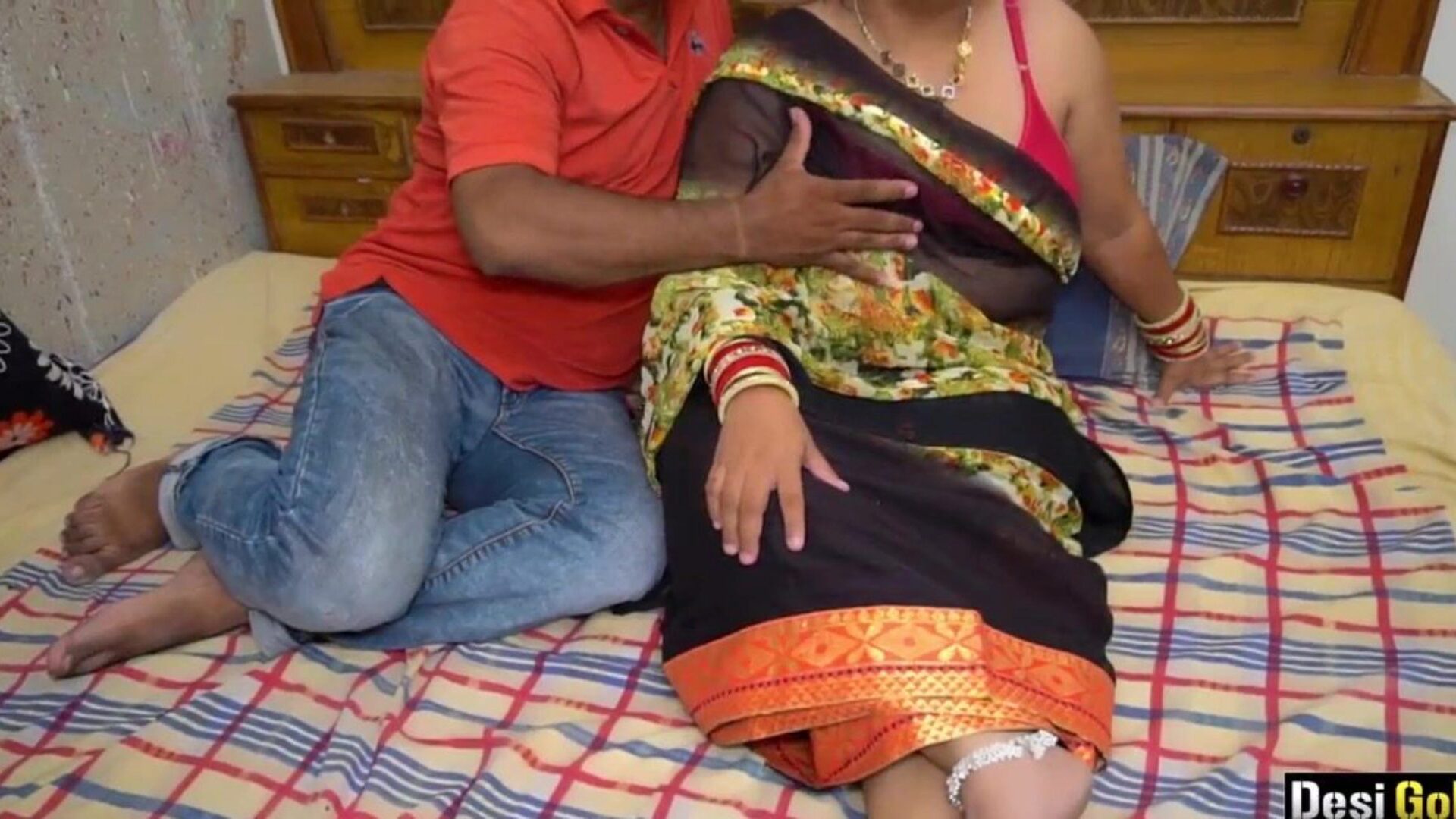 夫の友人とセックスをしているインドの妻