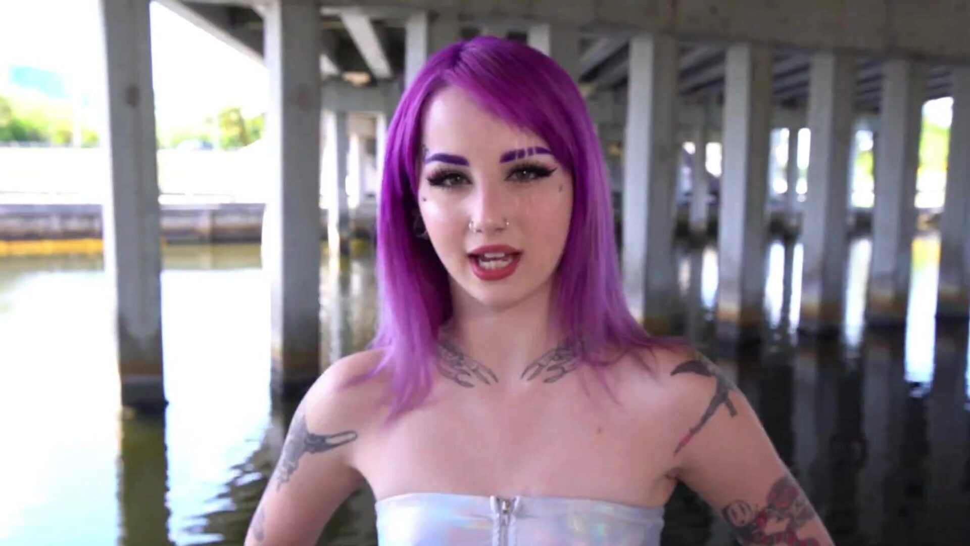 adolescente punk con capelli viola inchiostrati caldi viene sbattuta