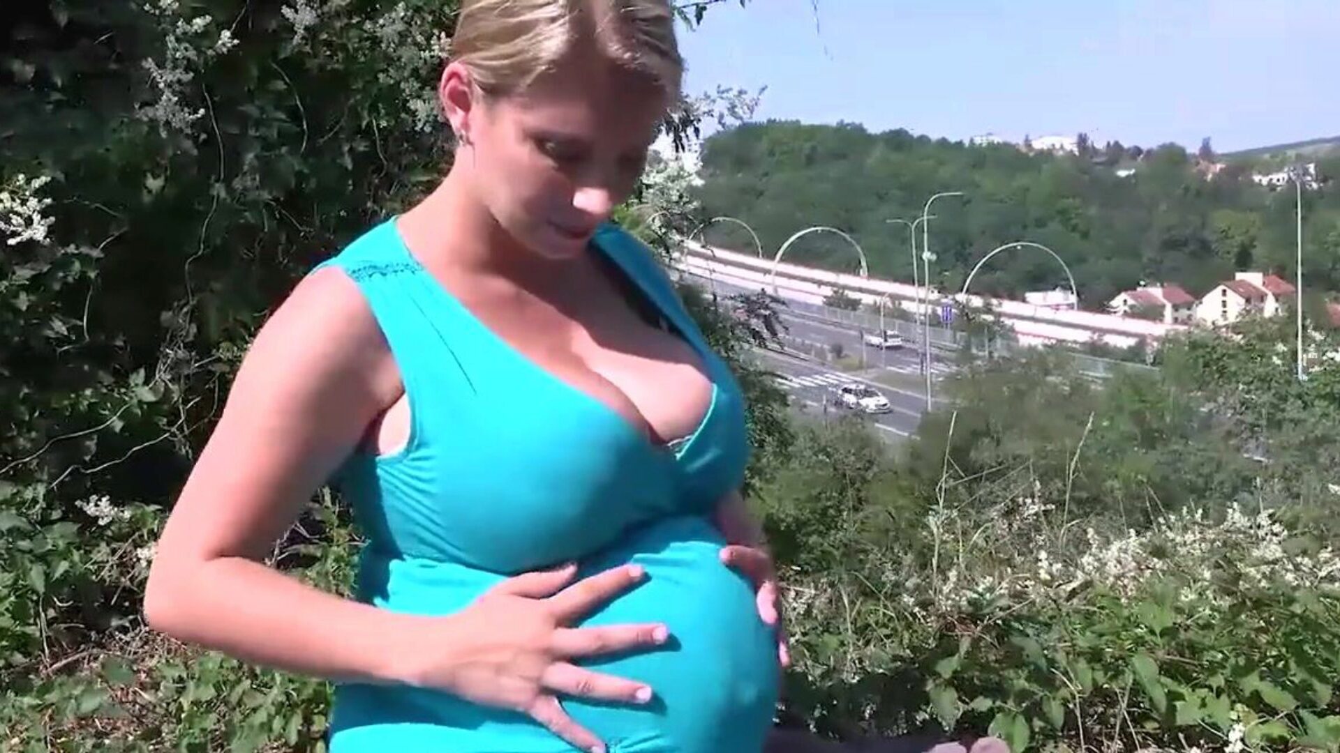 卡特琳娜·哈特洛娃（Katerina hartlova）出门在外，与她的孕妇玩得开心