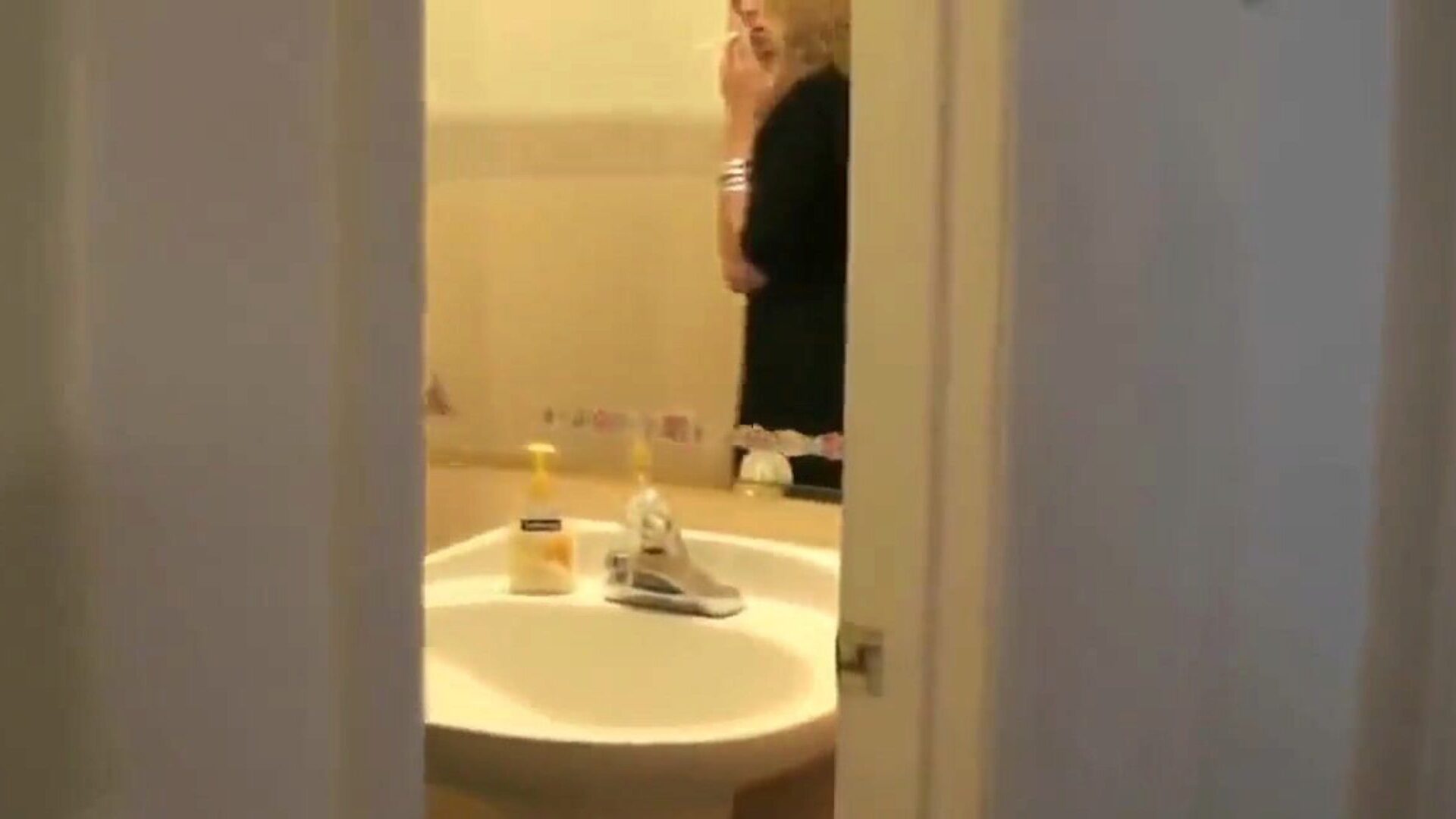 吸烟妈妈抓住儿子在她的间谍监视她在浴室里...观看吸烟妈妈抓住儿子在她的间谍监视浴室在xhamster角色扮演情节
