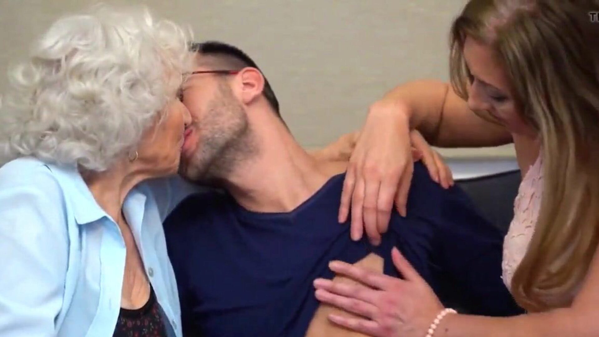 bedstemor 85år moden 49år og dreng i biseksuel trekløver se bedstemor 85år moden 49år og dreng i biseksuel trekant video på xhamster - det ultimative arkiv med gratis moden gruppe & milf trekant hd porno rør vids